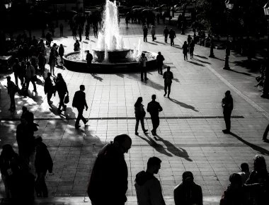 Σοκ: Η Ελλάδα «έχασε» 355.000 ανθρώπους από το «μαύρο» 2010 μέχρι σήμερα - Ούτε στον Εμφύλιο τόσες απώλειες...